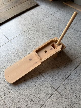 Partidor de aceitunas de madera