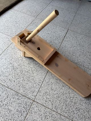 Partidor de aceitunas de madera