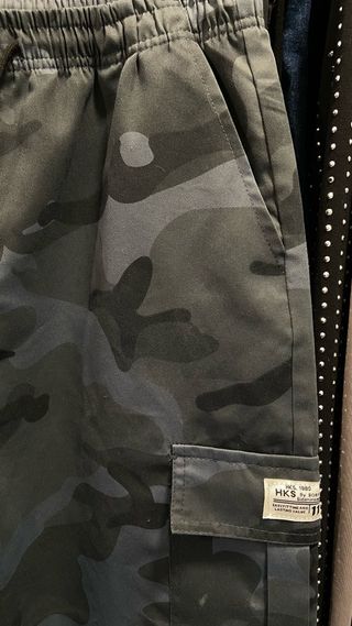 Pantalón cargo camuflaje gris de hombre