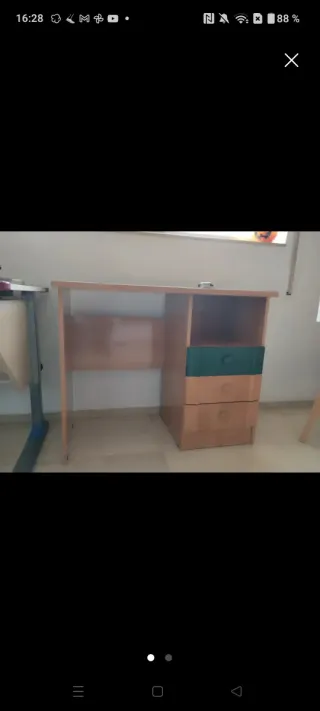 Mesa de estudio de madera con cajones y hueco