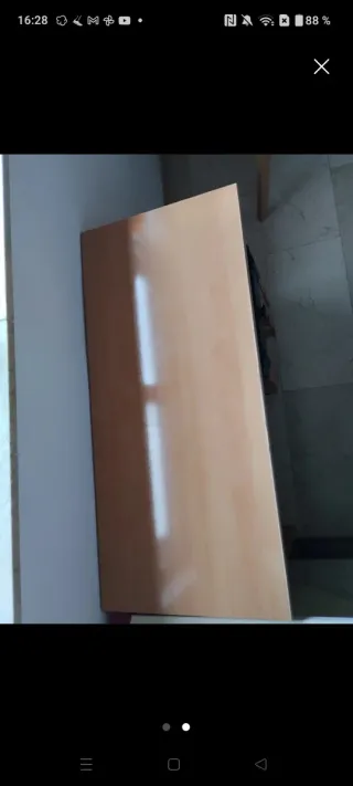 Mesa de estudio de madera con cajones y hueco