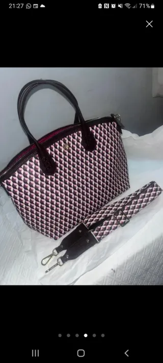 Bolso con estampado geométrico y correa
