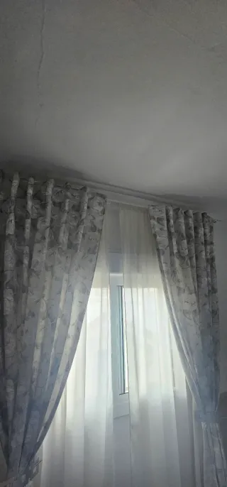 Juego de cortinas grises y blancas