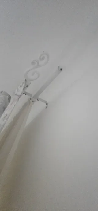 Juego de cortinas grises y blancas