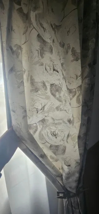 Juego de cortinas grises y blancas