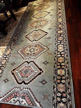 Alfombra de lana verde y rosa