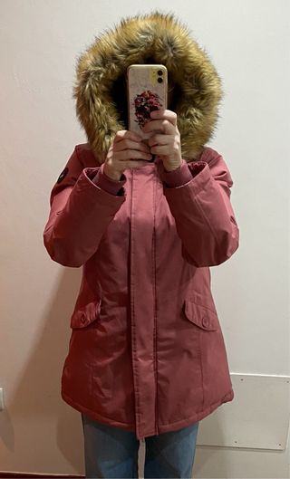 Parka rosa con capucha de pelo desmontable