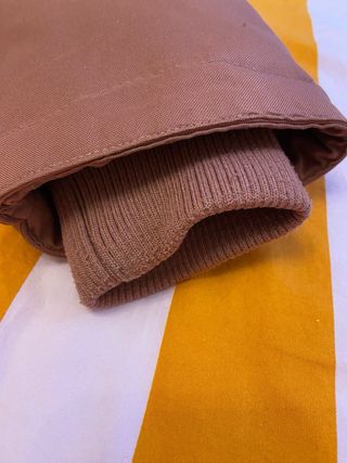 Parka rosa con capucha de pelo desmontable