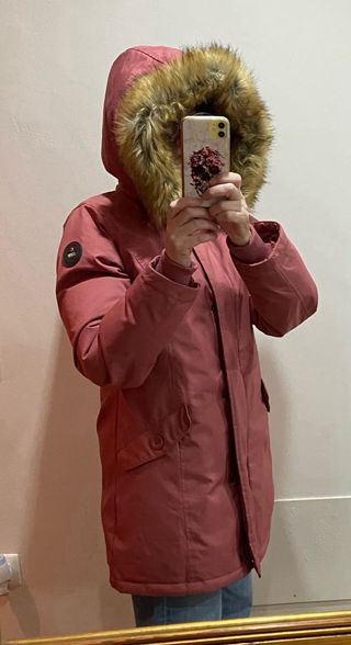 Parka rosa con capucha de pelo desmontable