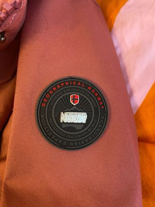 Parka rosa con capucha de pelo desmontable