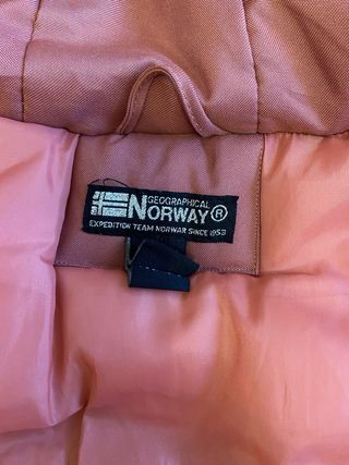 Parka rosa con capucha de pelo desmontable