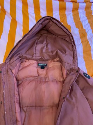 Parka rosa con capucha de pelo desmontable