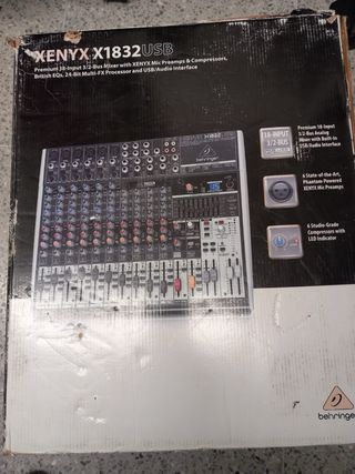 Mesa de mezclas Behringer X1832USB