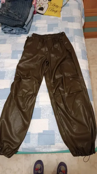 Pantalones cargo efecto piel verde oliva