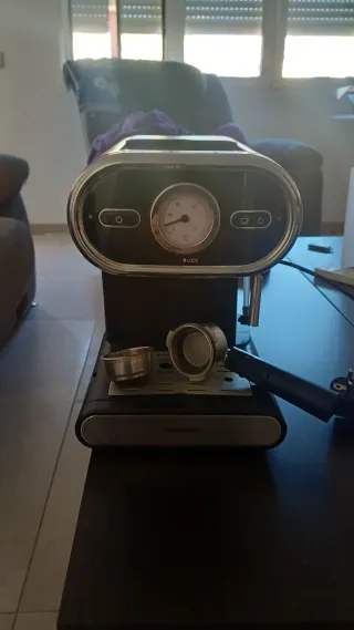 Cafetera Espresso Negra y Plateada