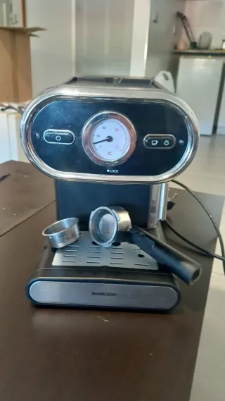 Cafetera Espresso Negra y Plateada