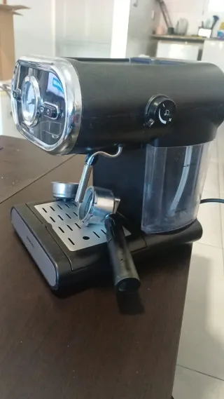 Cafetera Espresso Negra y Plateada