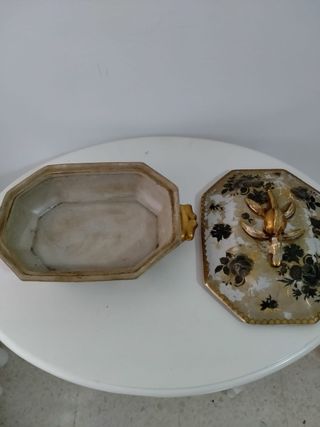 Sopera antigua porcelana y metal