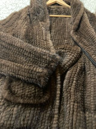 Abrigo tipo piel capucha marrón