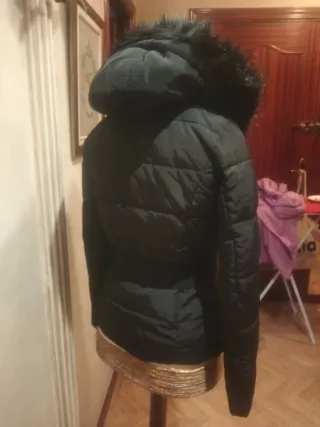 Plumas Salsa Negra con Cinturón y Capucha a estren