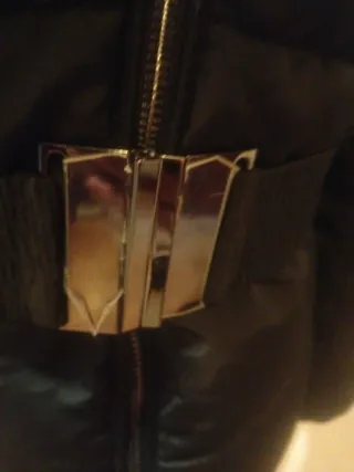 Plumas Salsa Negra con Cinturón y Capucha a estren