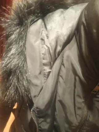 Plumas Salsa Negra con Cinturón y Capucha a estren