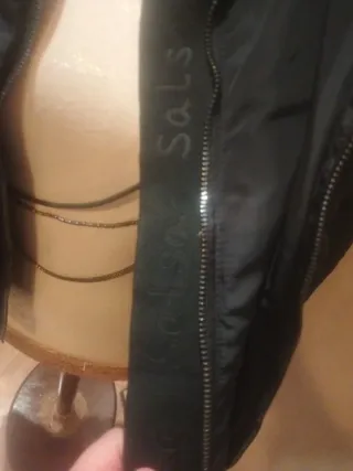 Plumas Salsa Negra con Cinturón y Capucha a estren