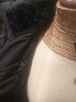 Plumas Salsa Negra con Cinturón y Capucha a estren