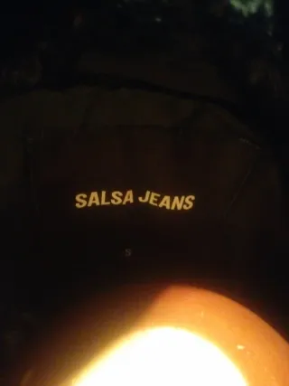 Plumas Salsa Negra con Cinturón y Capucha a estren