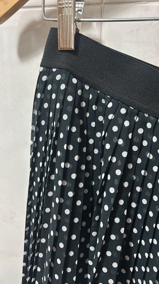 Falda plisada negra lunares