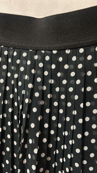 Falda plisada negra lunares