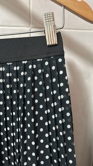 Falda plisada negra lunares