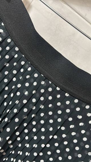 Falda plisada negra lunares