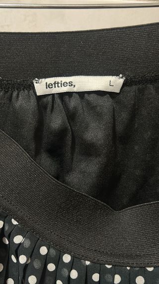 Falda plisada negra lunares