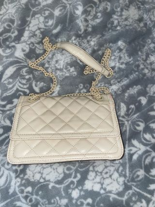 Bolso beige acolchado con cadena