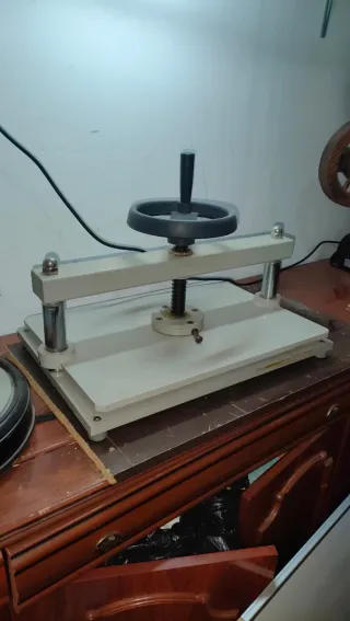 Prensa de encuadernación manual