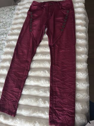 Pantalón vaquero morado/rojo