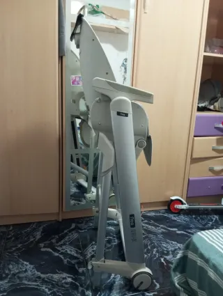 Trona de bebé gris y blanca