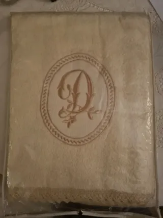 Elegante set di asciugamani in cotone con ricamo.