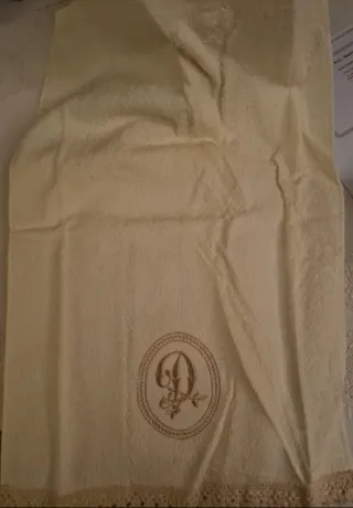 Elegante set di asciugamani in cotone con ricamo.