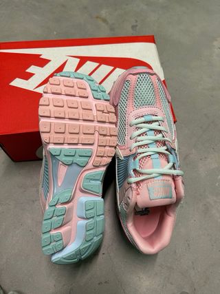 Zapatillas Nike Vomero 5 Azul y Rosa talla 38/39