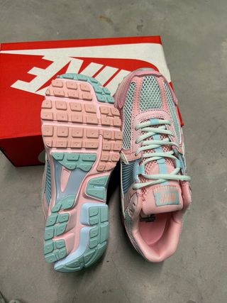 Zapatillas Nike Vomero 5 Azul y Rosa talla 38/39