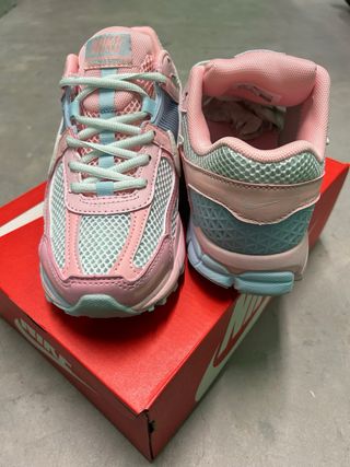 Zapatillas Nike Vomero 5 Azul y Rosa talla 38/39
