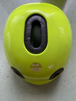 Casco infantil Decathlon talla 2XS