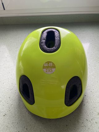 Casco infantil Decathlon talla 2XS