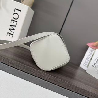 Bolso Loewe Gris con Detalle Dorado