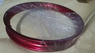 Llanta de moto roja 1.40x14