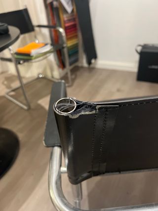 Silla de diseño negra para reparar. tengo 3 unidad