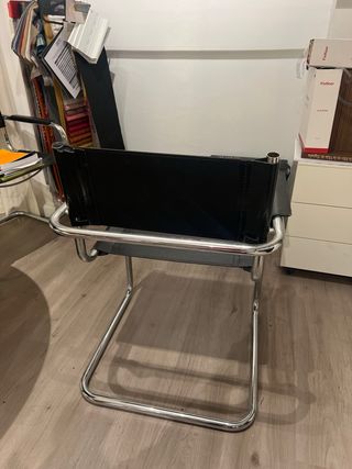 Silla de diseño negra para reparar. tengo 3 unidad