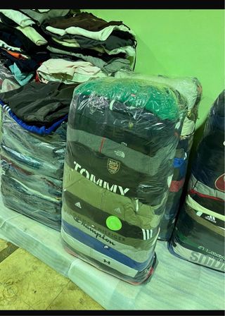 Lote di Abbigliamento Vintage di Vari Marchi